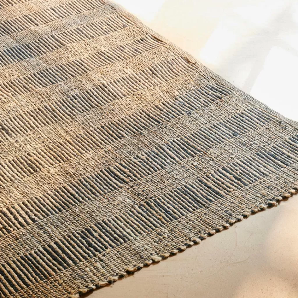 Alfombra Artesanal Étnica en Tonos Oscuros - Tejido Natural con Estilo Rústico para Espacios Únicos