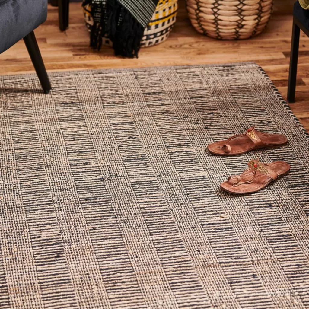 Alfombra Artesanal Étnica en Tonos Oscuros - Tejido Natural con Estilo Rústico para Espacios Únicos