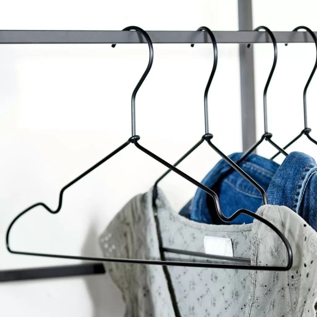 Juego de 4 Ganchos para Ropa Premium CASA Infinity - Negro Intenso ¡Organiza Tu Armario con Estilo!